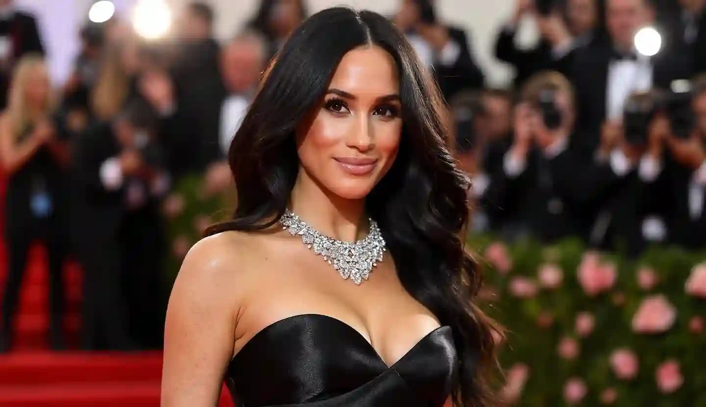 Meghan Markle : éblouissante en robe bustier, elle sort les diamants pour un tapis rouge… en solo